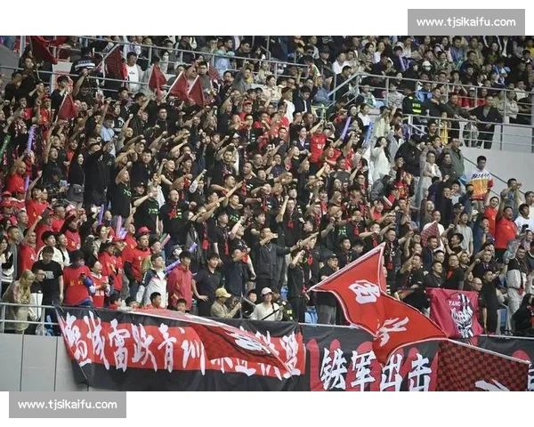 苏超球员海底捞兼职获赞：赛场与职场的励志双面人生